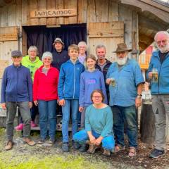 Gruppenfoto mit einigen unserer langjährigen und treuen Gäste vor der Grillhütte